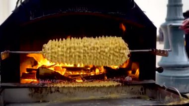 Litvanya 'nın Vilnius kentindeki Kaziukas' ta yapılan geleneksel Litvanya ağaç pastası.
