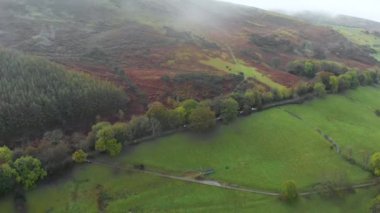 Buzul kurdele gölleri ve engebeli dağlarıyla ünlü Göl Bölgesi 'nin hava sisli manzarası. Cumbria, Kuzey Batı İngiltere 'de popüler tatil beldesi. İngiltere 'de turistik yerler.