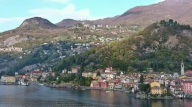 Ünlü Como Gölü kıyısındaki en pitoresk kasabalardan biri olan Varenna 'nın çok güzel deniz kenarındaki hiperlapse. Renkli villalar, tipik İtalyan atmosferiyle büyüleyici bir yer..