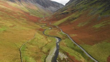 Honister Geçidi 'nin hava manzarası, Gatesgarthdale Beck Dağı deresi boyunca kıvrılan bir dağ geçidi. Bölgedeki en dik ve en yüksek geçitlerden biri. Cumbria, Lake District, İngiltere.