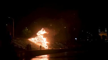 Sonbahar ekinoksu, Vilnius 'ta Kral Mindaugas Köprüsü yakınlarındaki Neris setinde ahşap heykeller yakarak astronomik sonbaharın başlangıcı olarak kutlanır. Vilnius, Litvanya.
