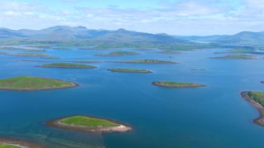 Clew Körfezi takımadalarından oluşan hava manzarası, kısmen buzul tarafından oluşturulan kireçtaşı bataryaları. Nam-ı diğer Cuan Modha, yukarıdan bakıldığında doğanın en muhteşem manzaralarından biri. Co. Mayo, İrlanda
