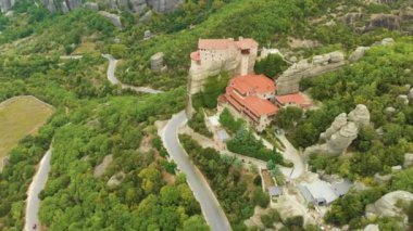 Havadan görünümü Meteora Vadisi'nin Doğu Ortodoks manastırları, büyük doğal sütun üzerine inşa edilmiş en büyük kompleksler birini barındırma Merkezi Yunanistan'da bir kaya oluşumu. UNESCO Dünya Mirası Sit Alanı.
