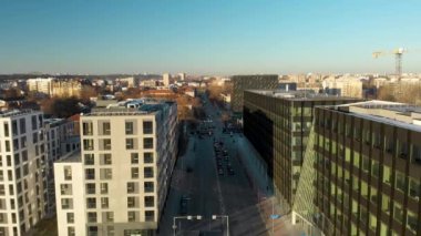 Arabalar, trafik ışıkları ve binalar ile Rinktines caddenin modern bölümünün havadan görünümü. Sonbahar sezonunda Vilnius'un yaşamı