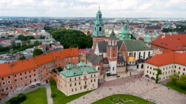 Wawel Kraliyet Kalesi 'nin havadan görünen yaz günü manzarası. Krakow' un merkezinde bir yerleşim yeri. Wawel Kraliyet Kalesi ve Wawel Tepesi Polonya 'nın tarihsel ve kültürel açıdan en önemli bölgesidir..