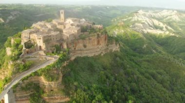 Ünlü Civita di Bagnoregio kasabasının hava manzarası, Tiber nehri vadisine bakan volkanik bir tuff tepesinin tepesinde güzel bir yer. Bu yerin Etrüsk ve Ortaçağ kökenleri var..