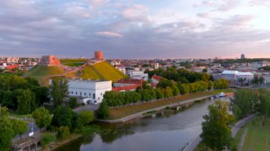 Gediminas Kalesi Kulesi ve Neris Nehri 'nin karanlık çöktüğünde manzarası. Vilnius Old Town 'ın günbatımı manzarası. Litvanya Vilnius 'un gece manzarası.
