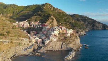 Güneşli bir akşamda Manarola köyünün hava manzarası. Ünlü Cinque Terre büyüleyici ve romantik şehirlerinin en küçüğü. İtalyan Riviera kıyı şeridi kuş bakışı, Liguria, Kuzey İtalya.