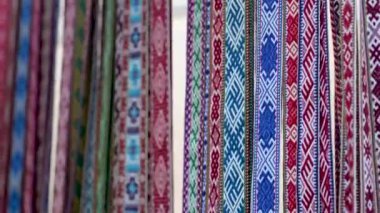Geleneksel renkli Litvanya dokumasının detayları. Litvanya 'nın Vilnius kentindeki geleneksel Paskalya festivalinde ulusal Litvanya kostümünün bir parçası olarak örülmüş kemerler