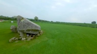 Resmi adıyla Kernanstown Cromlech olarak bilinen Brownshill Dolmen 'in hava görüntüsü muhteşem bir megalitik granit kapak taşı yaklaşık 103 ton ağırlığında İrlanda' nın Carlow ilçesinde yer almaktadır.