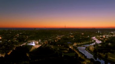 Karanlık çöktüğünde Vilnius Eski Kasabası ve Neris Nehri 'nin manzarası. Gün batımı manzarası. Litvanya Vilnius 'un gece manzarası.