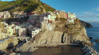 Güneşli bir akşamda Manarola köyünün hava manzarası. Ünlü Cinque Terre büyüleyici ve romantik şehirlerinin en küçüğü. İtalyan Riviera kıyı şeridi kuş bakışı, Liguria, Kuzey İtalya.