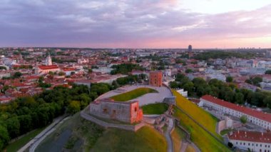 Akşam üstü Gediminas Tepesi ve Yukarı Kale Kulesi 'nin manzaralı manzarası. Vilnius Old Town 'ın günbatımı manzarası. Litvanya Vilnius 'un gece manzarası.