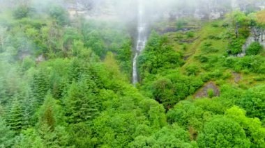 Aghaidh An Aird 'de güzel bir Sruth ya da bulutlu, sisli ve yağmurlu bir yaz gününde Şeytani Baca. Glencar Vadisi 'ndeki Sligo ve Leitrim sınırındaki en yüksek şelale..