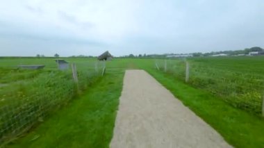 Resmi adıyla Kernanstown Cromlech olarak bilinen Brownshill Dolmen 'in hava görüntüsü muhteşem bir megalitik granit kapak taşı yaklaşık 103 ton ağırlığında İrlanda' nın Carlow ilçesinde yer almaktadır.