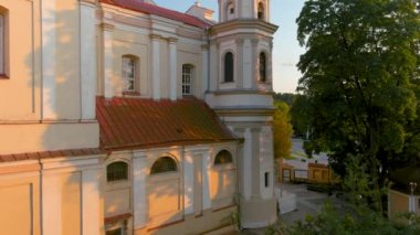 Vilnius 'un Antakalnis bölgesindeki St. Peter ve St. Paul Kilisesi' nin hava manzarası. Litvanya 'nın başkentinde güzel bir yaz akşamı. Litvanya, Vilnius 'ta yaz kenti manzarası.