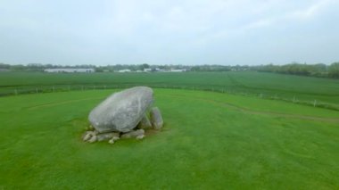 Resmi adıyla Kernanstown Cromlech olarak bilinen Brownshill Dolmen 'in hava görüntüsü muhteşem bir megalitik granit kapak taşı yaklaşık 103 ton ağırlığında İrlanda' nın Carlow ilçesinde yer almaktadır.