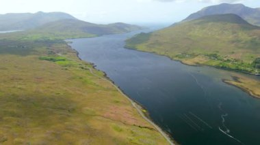 Killary Harbour ya da Killary Fiyort hava görüntüsü. İrlanda 'nın batısında çarpıcı bir fiyort. Kuzey Connemaras 'ın muhteşem manzarası. Galway ve co-Mayo arasındaki dramatik doğal sınır. Vahşi Atlantik Yolu