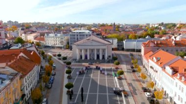 Vilnius 'taki geleneksel ticaret ve etkinliklerin merkezi olan Pilies Caddesi' nin sonundaki Belediye Meydanı 'nın havadan görünüşü. Litvanya 'nın başkentinde güneşli, güzel bir sonbahar sabahı. UNESCO Miras Bölgesi.