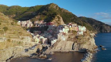 Güneşli bir akşamda Manarola köyünün hava manzarası. Ünlü Cinque Terre büyüleyici ve romantik şehirlerinin en küçüğü. İtalyan Riviera kıyı şeridi kuş bakışı, Liguria, Kuzey İtalya.