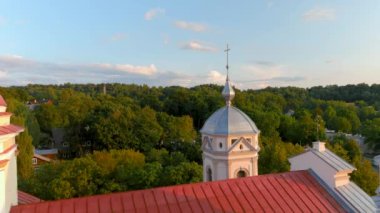 Vilnius 'un Antakalnis bölgesindeki St. Peter ve St. Paul Kilisesi' nin hava manzarası. Litvanya 'nın başkentinde güzel bir yaz akşamı. Litvanya, Vilnius 'ta yaz kenti manzarası.