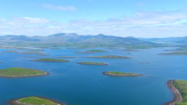 Clew Körfezi takımadalarından oluşan hava manzarası, kısmen buzul tarafından oluşturulan kireçtaşı bataryaları. Nam-ı diğer Cuan Modha, yukarıdan bakıldığında doğanın en muhteşem manzaralarından biri. Co. Mayo, İrlanda