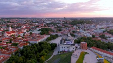 Akşam üstü Gediminas Tepesi ve Yukarı Kale Kulesi 'nin manzaralı manzarası. Vilnius Old Town 'ın günbatımı manzarası. Litvanya Vilnius 'un gece manzarası.