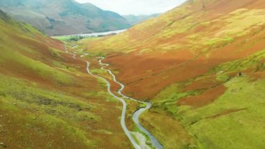 Honister Geçidi 'nin hava manzarası, Gatesgarthdale Beck Dağı deresi boyunca kıvrılan bir dağ geçidi. Bölgedeki en dik ve en yüksek geçitlerden biri. Cumbria, Lake District, İngiltere.
