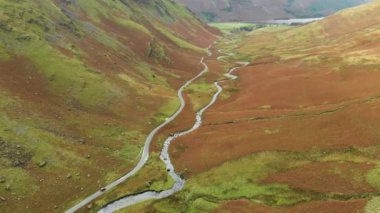 Honister Geçidi 'nin hava manzarası, Gatesgarthdale Beck Dağı deresi boyunca kıvrılan bir dağ geçidi. Bölgedeki en dik ve en yüksek geçitlerden biri. Cumbria, Lake District, İngiltere.