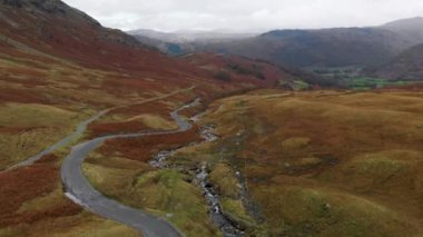 Honister Geçidi 'nin hava manzarası, Gatesgarthdale Beck Dağı deresi boyunca kıvrılan bir dağ geçidi. Bölgedeki en dik ve en yüksek geçitlerden biri. Cumbria, Lake District, İngiltere.