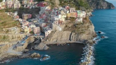 Güneşli bir akşamda Manarola köyünün hava manzarası. Ünlü Cinque Terre büyüleyici ve romantik şehirlerinin en küçüğü. İtalyan Riviera kıyı şeridi kuş bakışı, Liguria, Kuzey İtalya.