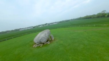Resmi adıyla Kernanstown Cromlech olarak bilinen Brownshill Dolmen 'in hava görüntüsü muhteşem bir megalitik granit kapak taşı yaklaşık 103 ton ağırlığında İrlanda' nın Carlow ilçesinde yer almaktadır.
