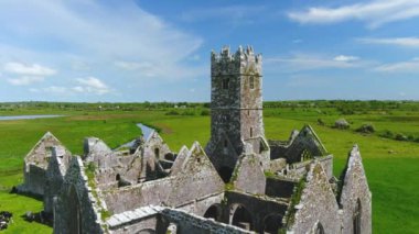 Ross Errilly Friary veya Mainistir an Rois veya Rosserelly. Headford, Co. Galway yakınlarındaki Ortaçağ Fransisken keşişi. En iyi korunmuş manastır alanlarından biri ve İrlanda Ulusal Anıtı.