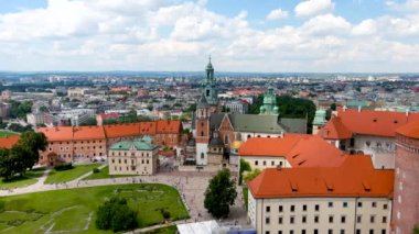 Wawel Kraliyet Kalesi 'nin havadan görünen yaz günü manzarası. Krakow' un merkezinde bir yerleşim yeri. Wawel Kraliyet Kalesi ve Wawel Tepesi Polonya 'nın tarihsel ve kültürel açıdan en önemli bölgesidir..