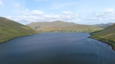 Killary Harbour ya da Killary Fiyort hava görüntüsü. İrlanda 'nın batısında çarpıcı bir fiyort. Kuzey Connemaras 'ın muhteşem manzarası. Galway ve co-Mayo arasındaki dramatik doğal sınır. Vahşi Atlantik Yolu