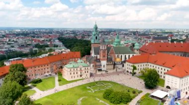 Wawel Kraliyet Kalesi 'nin havadan görünen yaz günü manzarası. Krakow' un merkezinde bir yerleşim yeri. Wawel Kraliyet Kalesi ve Wawel Tepesi Polonya 'nın tarihsel ve kültürel açıdan en önemli bölgesidir..