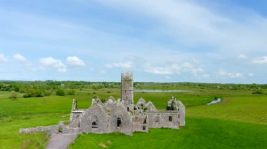 Ross Errilly Friary veya Mainistir an Rois veya Rosserelly. Headford, Co. Galway yakınlarındaki Ortaçağ Fransisken keşişi. En iyi korunmuş manastır alanlarından biri ve İrlanda Ulusal Anıtı.