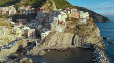 Güneşli bir akşamda Manarola köyünün hava manzarası. Ünlü Cinque Terre büyüleyici ve romantik şehirlerinin en küçüğü. İtalyan Riviera kıyı şeridi kuş bakışı, Liguria, Kuzey İtalya.