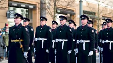 VILNIUS, LITHUANIA - 11 Mart 2024: Litvanya 'nın bağımsızlığını geri kazanmasının 34. yıldönümü kutlamaları. Askeri birlikler ve orkestralar Gediminas Bulvarı 'nda yürüyorlar..