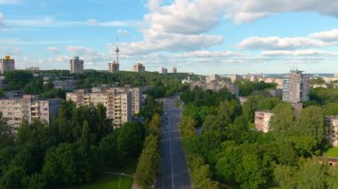 Vilnius şehrinin Lazdynai bölgesinin arka planında televizyon kulesi olan havadan görüntüsü. Parlak güneşli bir yaz günü. Litvanya.