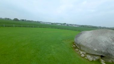 Resmi adıyla Kernanstown Cromlech olarak bilinen Brownshill Dolmen 'in hava görüntüsü muhteşem bir megalitik granit kapak taşı yaklaşık 103 ton ağırlığında İrlanda' nın Carlow ilçesinde yer almaktadır.