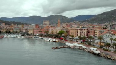 Carlo Riva Marina 'nın hava görüntüsü güçlü bir fırtına tarafından yok edildi. Aşırı felaket sonrası, batık yatlar ve botlar, enkaz yığınları, felaket hava olayları hasarı. Rapallo, İtalya.