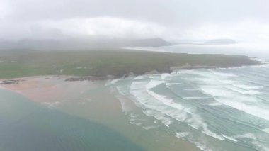 Doagh Strand 'in sisli havadaki hava görüntüsü. Donegal İlçesi, İrlanda.