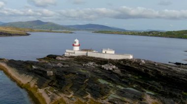 Cromwell Point 'teki Valentia Adası Deniz Feneri' nin hava yörüngesi görüntüsü. Vahşi Atlantik Yolu 'nda ziyaret etmeye değer yerler. Güneşli yaz gününde İrlanda manzaralı kırsal kesim, Kerry County, İrlanda.