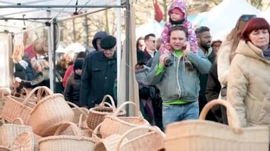 VILNIUS, LITHUANIA - 10 Mart 2024: Kaziuko muge veya Kaziuka 'ya katılan yüzlerce insan, geleneksel Paskalya pazarı, her yıl Mart ayında Litvanya' nın Vilnius kentindeki Old Town caddelerinde el sanatları fuarı düzenlenir.