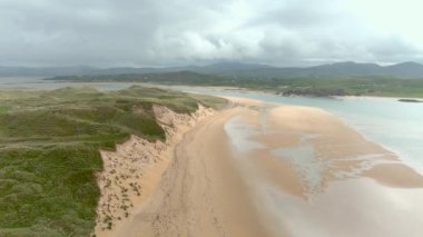 Five Finger Strand, Inishowen 'daki en ünlü plajlardan biri. El değmemiş kumları ve Avrupa' nın en yüksek kum tepeleri olan kayalık kıyı şeridi ile tanınıyor..