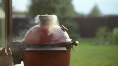 Güneşli bir yaz akşamında arka bahçedeki ızgaranın yakın görüntüsü.