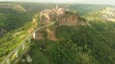 Ünlü Civita di Bagnoregio kasabasının hava manzarası, Tiber nehri vadisine bakan volkanik bir tuff tepesinin tepesinde güzel bir yer. Bu yerin Etrüsk ve Ortaçağ kökenleri var..
