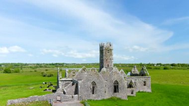 Ross Errilly Friary veya Mainistir an Rois veya Rosserelly. Headford, Co. Galway yakınlarındaki Ortaçağ Fransisken keşişi. En iyi korunmuş manastır alanlarından biri ve İrlanda Ulusal Anıtı.