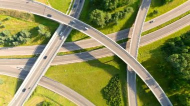 Güneşli bir yaz günü, Vilnius, Litvanya 'da trafik ile üç katlı kavşağın yukarıdan aşağı hava görüntüsü